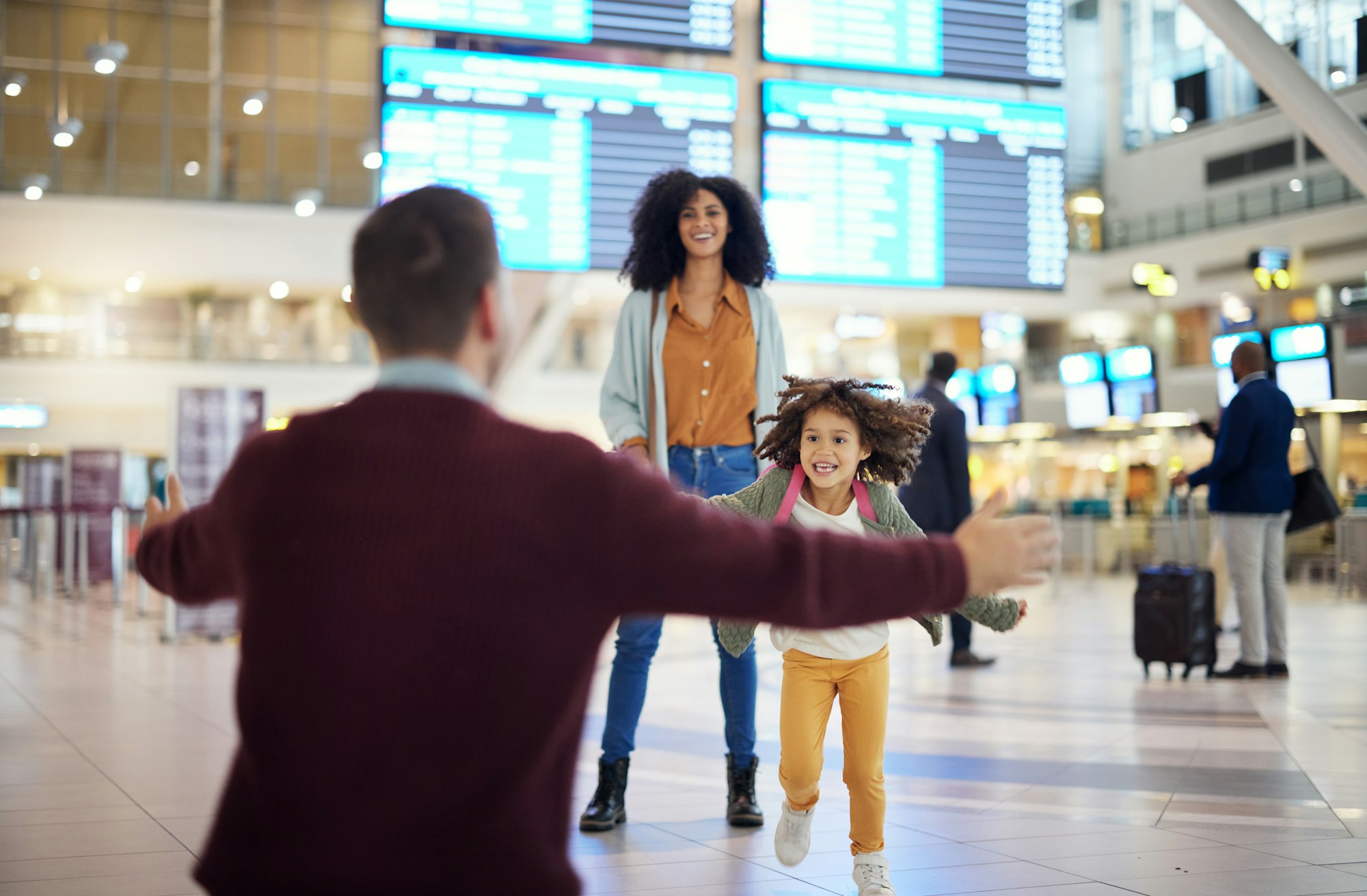Quiénes Somos. Expertos en Extranjería. Familia Reuniéndose en el aeropuerto.