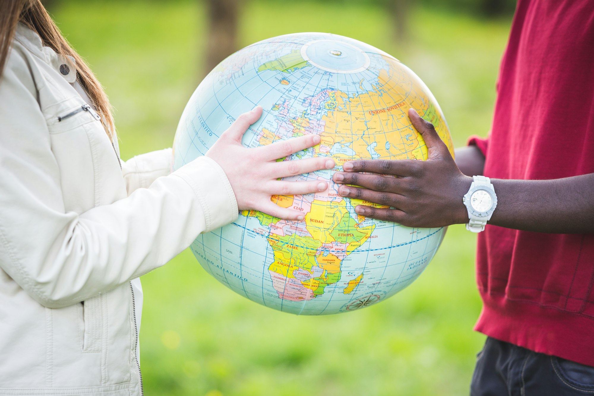 Multiracial Teen Couple Holding Globe Map. Política de cookies (UE)